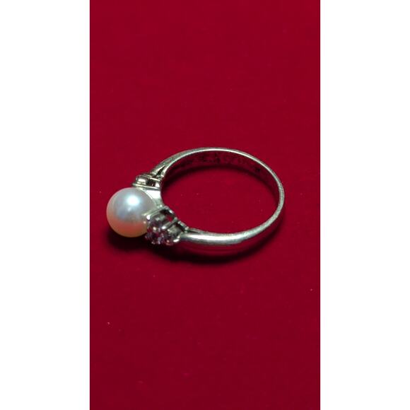Sterling Jewelry - Vintage Sterling Silver Pearl Ring w/ CZ Accents Size 7.25 Classic Elegant